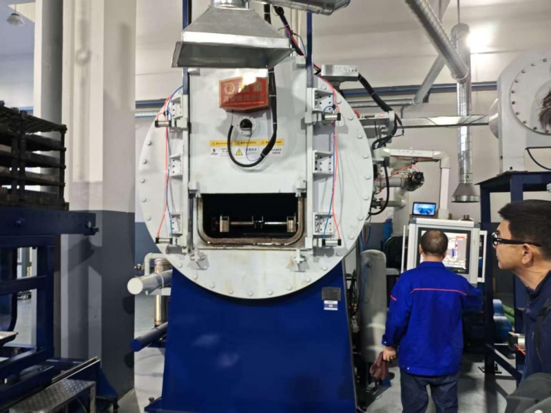 Vacuum carburizing and oil quenching furnace in China