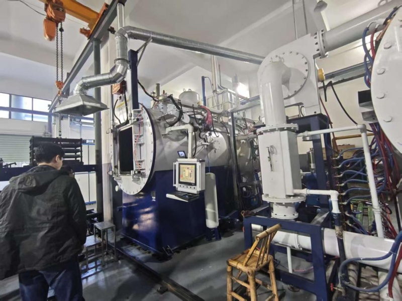 Vacuum carburizing and oil quenching furnace in China11